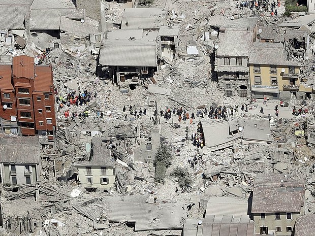 Imagem aérea mostra destruição causada por terremoto em Amatrice, na Itália. Foto:Gregorio Borgia/AP